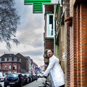 Apotheek  drootbeek Bjorn BRUZZ ACTUA 1657